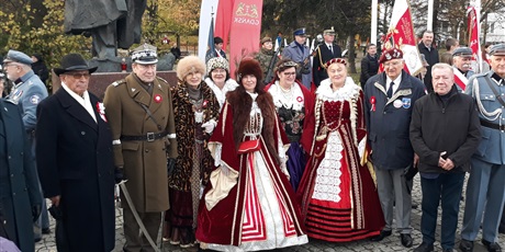 Powiększ grafikę: uczestnicy uroczystości w strojach z czasów marszałka Piłsudskiego